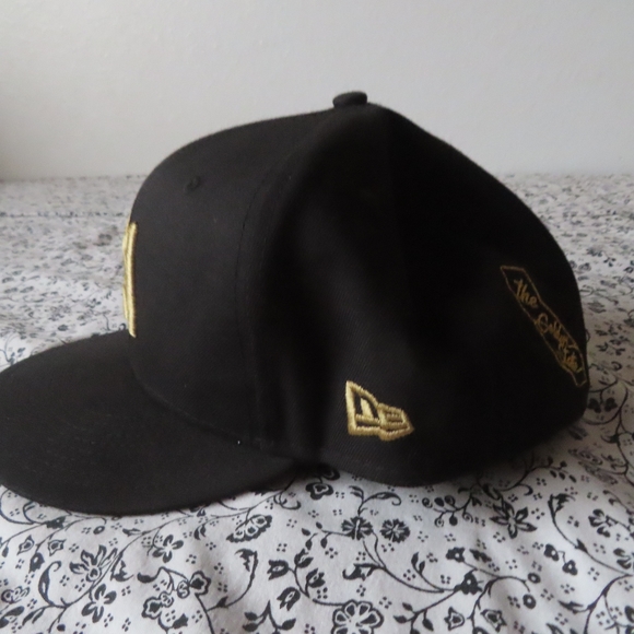 rare LA FC  hat MLS x NEW ERA 59fifty fitted sz 8 mickey hands - Picture 3 of 10